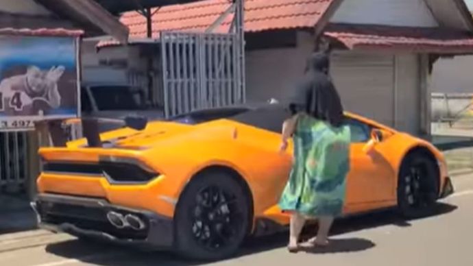 Emak-emak naik Lamborghini (Instagram) 
