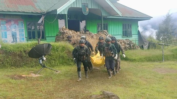 TNI-Polri Evakuasi Jenazah Alexsander Parapak (tniad.mil.id)