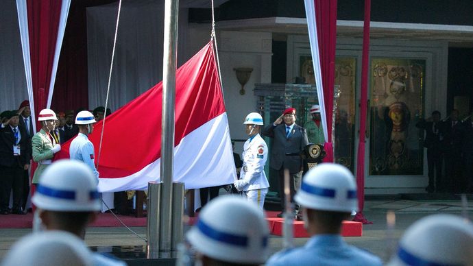 Upacara Parade Senja dan penurunan Bendera Merah Putih