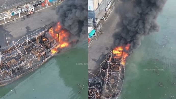 Sebuah kapal terbakar di Pelabuhan Muara Baru