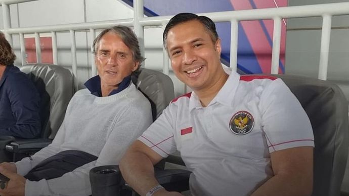 Pelatih ternama Italia, Roberto Mancini bersama Hamdan Hamedan, Staf Ahli Bidang Diaspora dan Kepemu <b>(Instagram/@@hamdan.hamedan)</b>