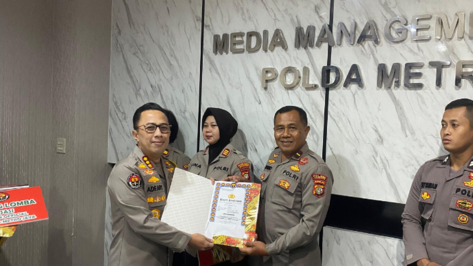 Kabid Humas Polda Metro Jaya Kombes Pol Ade Ary memberikan penghargaan kepada Kasi Humas Polsek Tambora Polres Metro Jakarta Barat