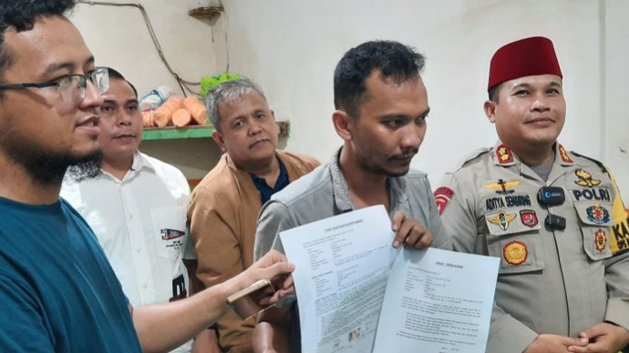 Gugun (paling kiri) anak pemilik sekaligus pengelola warteg di Jalan Wahid Hasyim, Tanah Abang, Jakarta Pusat 