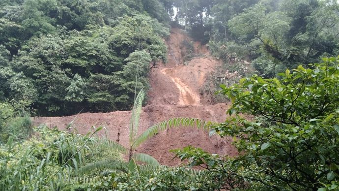 Alat berat dikerahkan guna membantu tim gabungan melakukan pembersihan material longsor serta pencarian korban hilang akibat longsor di Jalan Padang-Solok, Panorama Dua, Kelurahan Indaraung, Kecamatan Lubuk Kilangan, Kota Padang, Selasa (7/5).  <b>(BPBD Kota Padang)</b>