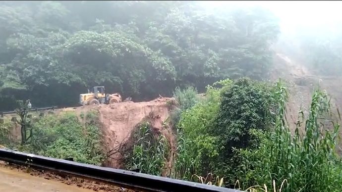 Alat berat dikerahkan guna membantu tim gabungan melakukan pembersihan material longsor serta pencarian korban hilang akibat longsor di Jalan Padang-Solok, Panorama Dua, Kelurahan Indaraung, Kecamatan Lubuk Kilangan, Kota Padang, Selasa (7/5). 