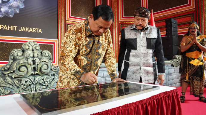 Prabowo menandatangani prasasti untuk Kraton Majapahit 