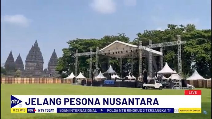 Panggung utama konser musik Rhapsody Nusantara dari rangkaian acara Pesona Nusantara di Candi Prambanan sudah hampir rampung