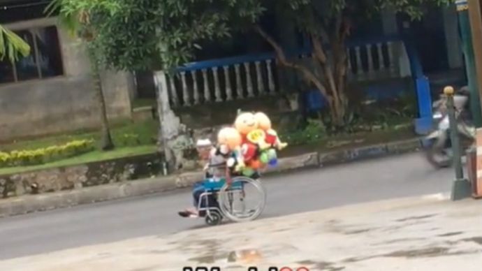 Seorang kakek jualan balon bikin haru 