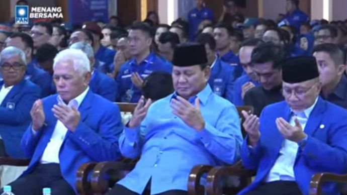 Presiden terpilih Prabowo Subianto menengadahkan tangan untuk mengikuti doa di acara bimtek dan rakornas pilkada PAN. (YouTube) 