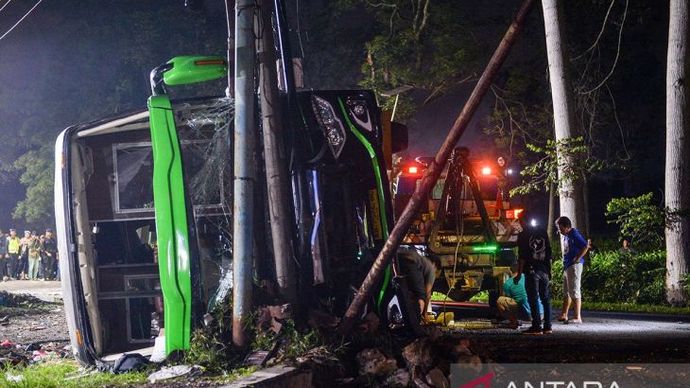 Bus terguling di Ciater, Subang, 11 orang meninggal dunia. (Antara) <b>(Antara)</b>