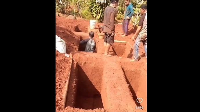 Liang lahat yang disiapkan guna pemakaman korban meninggal dunia dalam kecelakaan bus yang mengangkut rombongan dari SMK Lingga Kencana, Depok. (Instagram) 