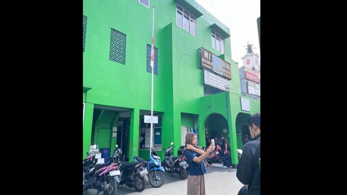 Bendera setengah tiang yang dikibarkan pihak SMK Lingga Kencana. 