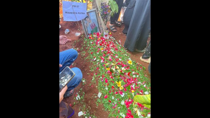 Makam siswa salah satu korban meninggal dunia dalam kecelakaan bus di Subang. 