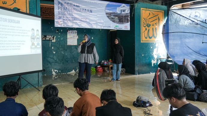 Mahasiswa Magister Komunikasi Paramadina gelar program pemberdayaan di Sekolah Master Indonesia Kota <b>(Ntvnews.id/Agus Setiawan)</b>