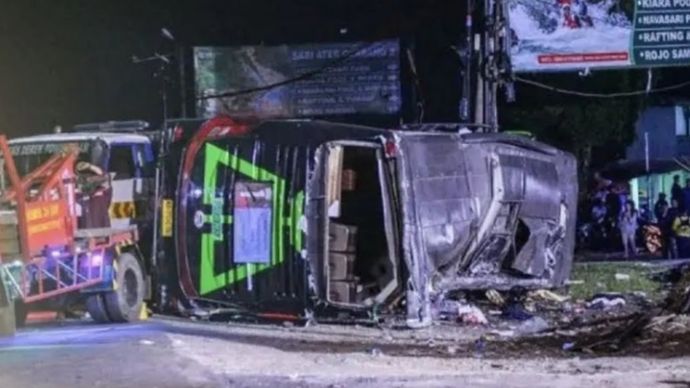 Bus yang terguling di Ciater, Subang, Jawa Barat. (Antara) 