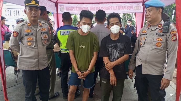 Jukir liar yang getok tarif parkir di sekitar Masjid Istiqlal, saat diamankan polisi. 