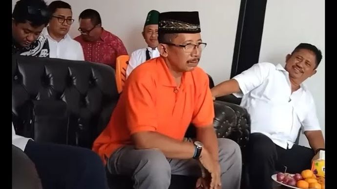 Pria yang mengaku titisan Presiden pertama RI Soekarno (kaos oranye). 