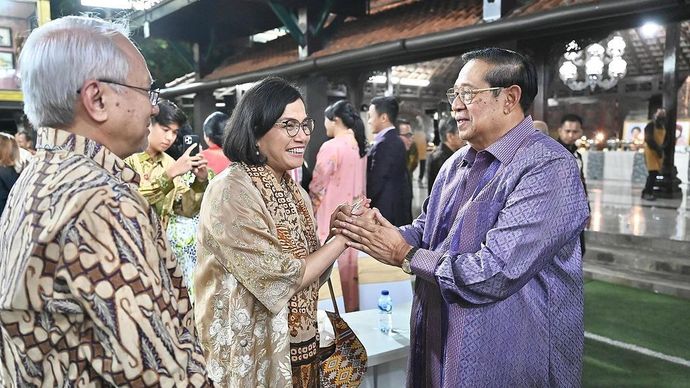 Menteri Keuangan Sri Mulyani membagikan potret bersama Presiden RI ke-6 Susilo Bambang Yudhoyono (SB