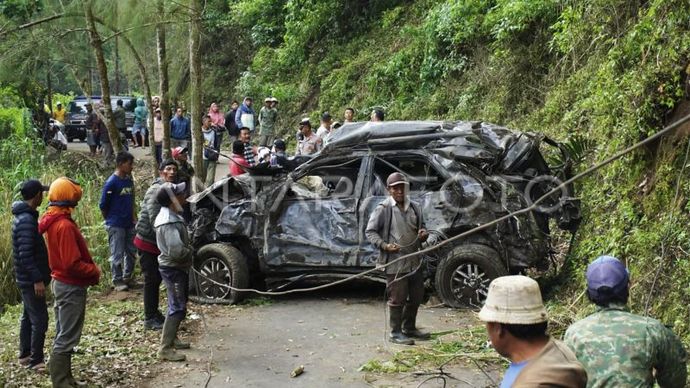 Petugas mengevakuasi mobil dengan nomor polisi B 1683 TJG