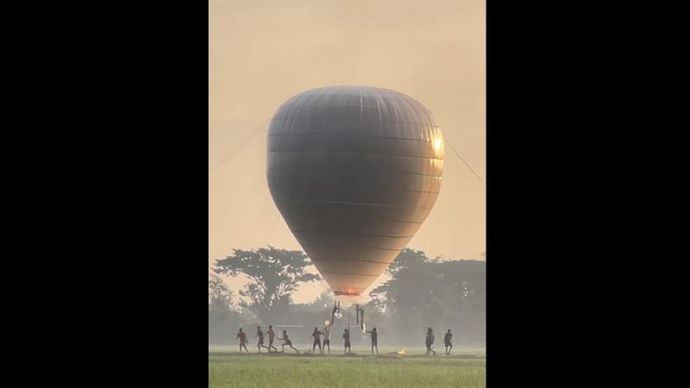 Detik-detik balon udara jumbo dipasangi puluhan petasan meledak