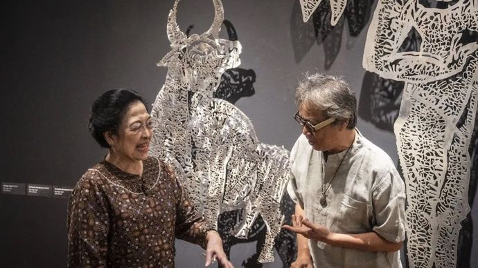Presiden ke-5 RI yang juga Ketua Umum PDI Perjuangan Megawati Soekarnoputri, saat meninjau pameran dari seniman Butet Kertaradjasa. (Antara)