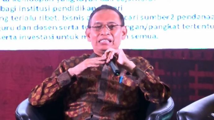  Rektor Universitas Airlangga Prof. Dr. Mohammad Nasih, S.E, M.T., Ak  <b>(YouTube Unair TV)</b>