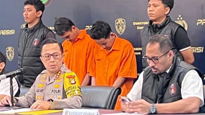 Dua pelaku pembunuhan bos warung Madura di Tangsel saat dirilis Polda Metro Jaya. 