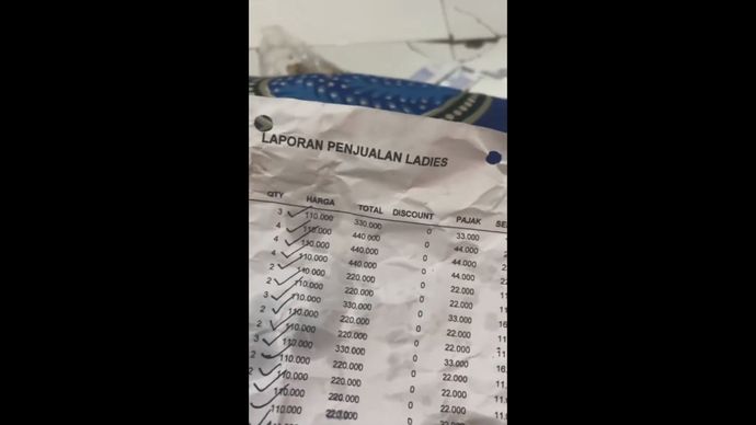 Sebuah daftar harga LC yang tertulis dari bungkus gorengan