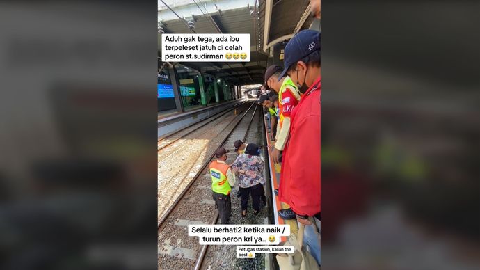 Seorang ibu terpeleset dan jatuh ke celah peron saat hendak menaiki KRL Commuter Line.  