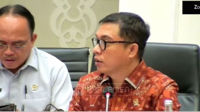 Wakil Ketua Baleg DPR RI Achmad Baidowi (Awiek) dalam Rapat Pleno Rancangan Undang-Undang tentang Perubahan atas Undang-Undang Nomor 39 Tahun 2008 tentang Kementerian Negara dipantau secara daring melalui YouTube Baleg DPR RI di Jakarta, Kamis (16/5/2024).