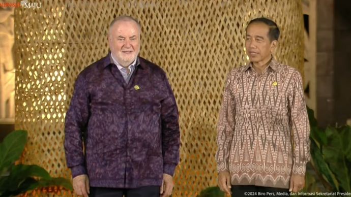 Presiden Jokowi saat menyambut Presiden World Water Council (WWC) Loic Fauchon. (YouTube) 