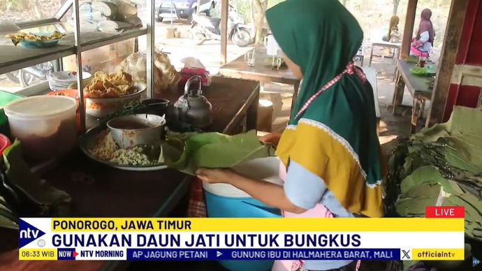 Lokasi Warung Pecel Godong Jati &quot;Bu Lastri&quot; juga menawarkan keasikan tersendiri karena berada di tengah rimbunnya hutan Jati.