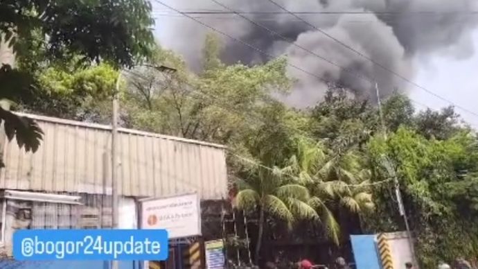 Kebakaran pabrik di Gunung Putri, Kabupaten Bogor. (Instagram) 