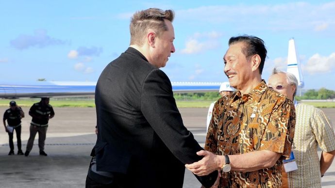 Menko Marves Luhut Binsar Pandjaitan menjemput CEO SpaceX sekaligus Tesla Inc, Elon Musk di Bandara Internasional I Gusti Ngurah Rai, Bali pada Minggu (19/5/2024). (Foto: Kemenko Marves) 
