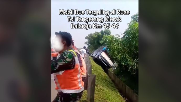 Sebuah bus mengalami kecelakaan di Tol Tangerang-Merak km 45-46 arah Merak