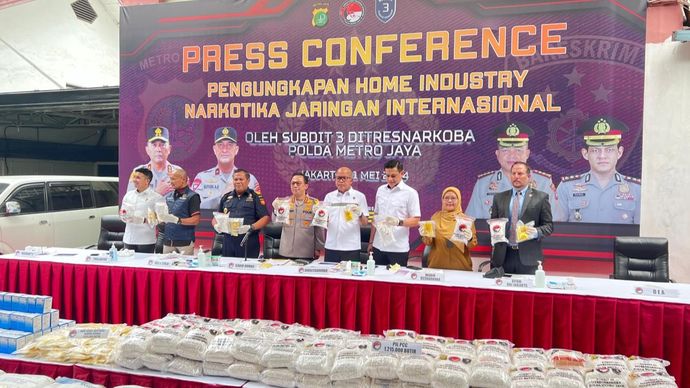 Konferensi pers Polda Metro Jaya terkait pengungkapan home industry yang memproduksi obat-obatan termasuk kategori narkoba. 