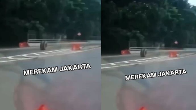 Sebuah ban truk terlihat menggelinding liar di Tol Jakarta Outer Ring Road (JORR) dekat Exit Tol Pluit-Kapuk