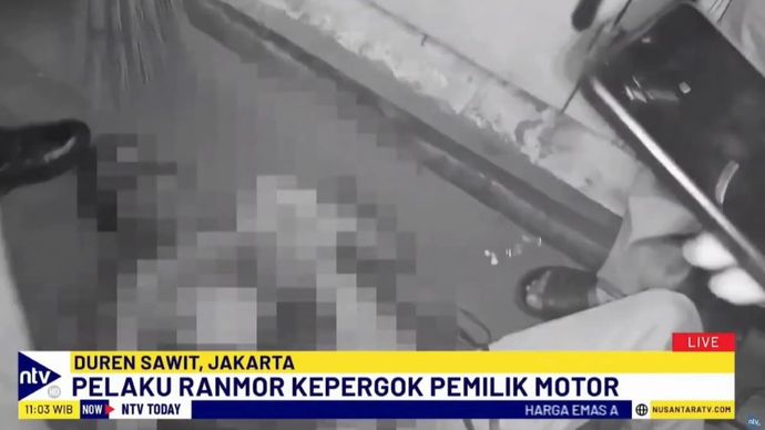 Warga yang geram dengan ulah kedua pelaku pencurian sepeda motor langsung menghajar beramai-ramai hingga babak belur. 