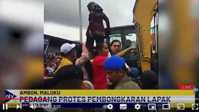 Para pedagang di Pasar Mardika Ambon yang terdiri dari emak-emak mengadang eksavator yang akan membongkar paksa lapak mereka/Foto: tangkapan layar NTV