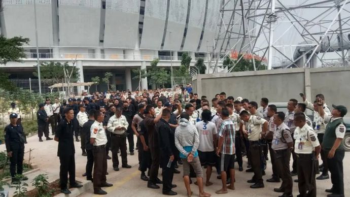 Ratusan sekuriti yang hendak mengusir warga eks Kampung Bayam. 