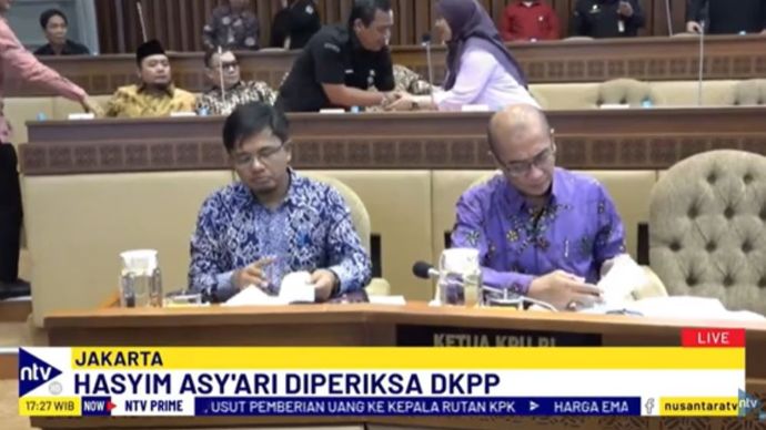 Ketua KPU Hasyim Asy'ari (kanan) saat menjalani sidang kasus  dugaan asusila oleh DKPP/Foto: tangkapan layar NTV 