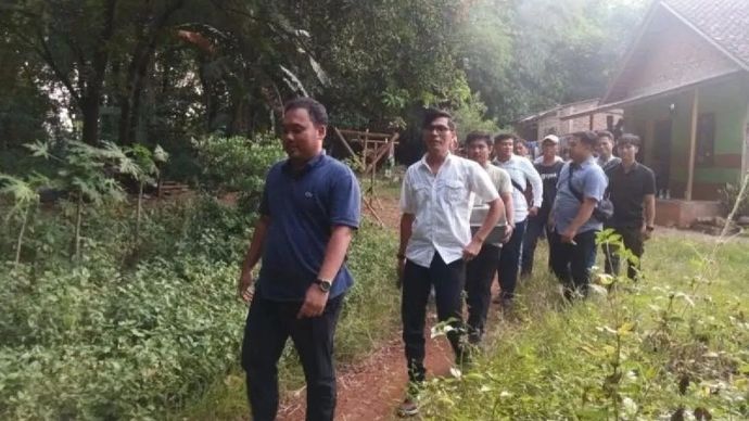 Polisi saat melakukan penggeledahan rumah Pegi. (Antara) 