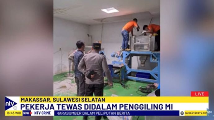 Polisi melakukan olah tempat kejadian perkara dalam peristiwa pekerja pabrik mie instan tewas karena terjatuh ke dalam mesin penggiling/Foto: tangkapan layar NTV