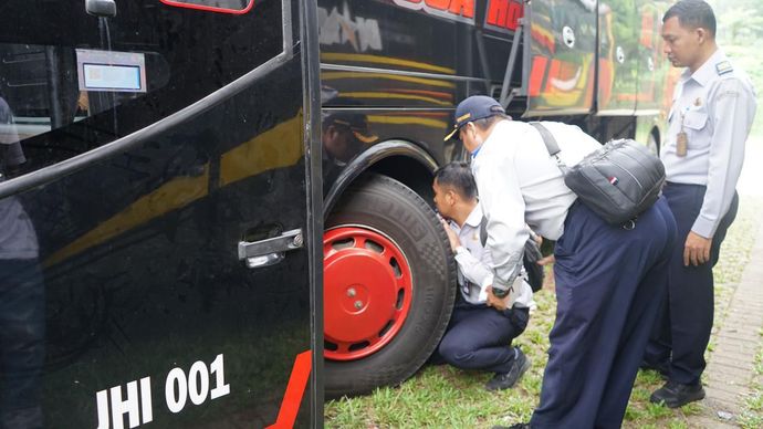 Kemenhub lakukakn pengecekan kelaikan bus pariwisata di momen libur panjang Waisak