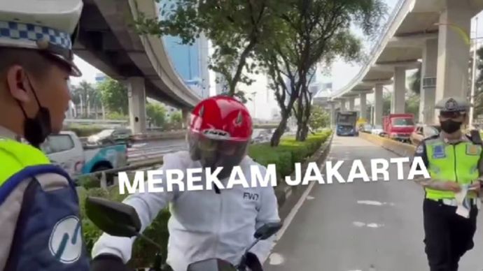 Seorang pengendara motor yang arogan