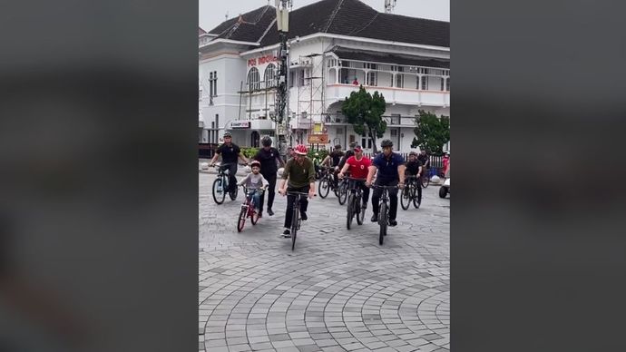 Momen Presiden Jokowi bersama cucunya sedang bersepda di daerah Yogya