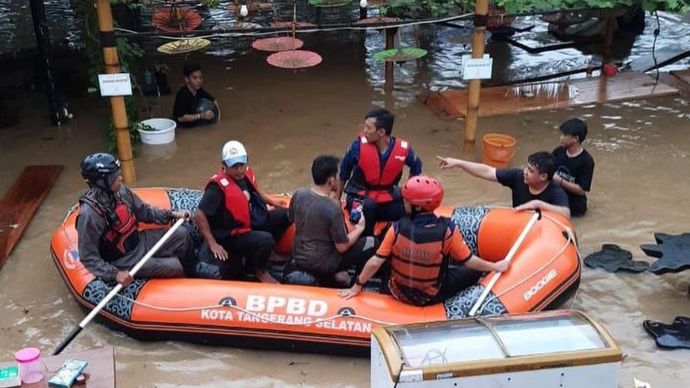 Hujan deras yang mengguyur Kota Tangerang Selatan mengakibatkan banjir di beberapa wilayah