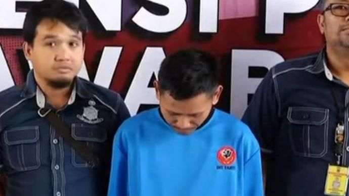 Pegi Setiawan alias Perong tertunduk lesu dalam jumpa pers penangkapan dirinya oleh Polda Jabar. 