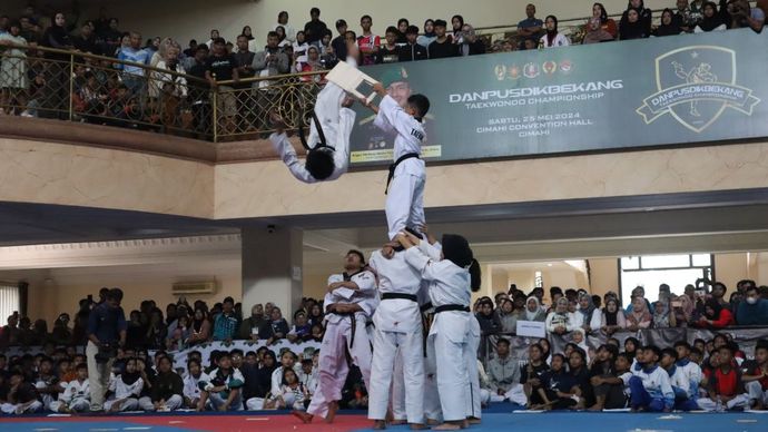 Demontrasi para atlet taekwondo pada pembukaan Danpusdikbekang Taekwondo Championship 2024 di Gedung Cimahi Convention Hall Jalan Raden Demang Harjakusumah, Cimahi, Jawa Barat/ist