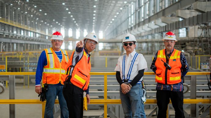 Tony Wenas, Presdir PTFI mengunjungi area Refinery yang tengah menjalani proses commissioning mesin persiapan anoda.